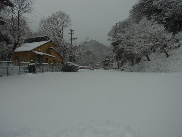 雪に覆われた朝明大駐車場。